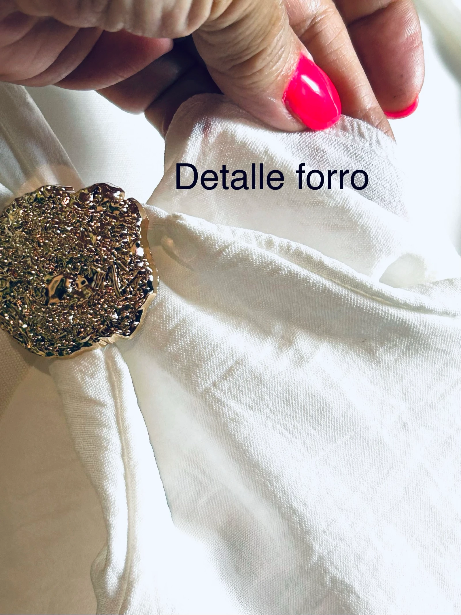 Vestido branco com broches de joias – photo 7